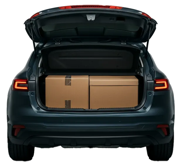 Paquete en el interior de un vehículo, mostrando cómo Qoomet optimiza el espacio disponible para envíos sostenibles